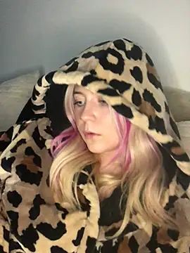 Webcam Model (Blondie_Sofia_Essexbabe)  is live.Free join now!