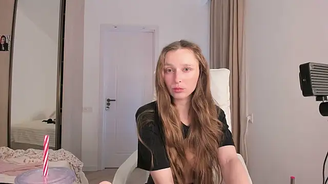 charlottewells - CharlotteWells's free webcam