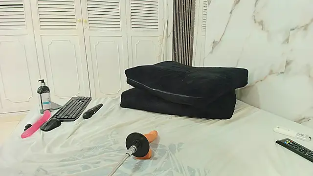 mayabaker (F young) - Pinch nipples