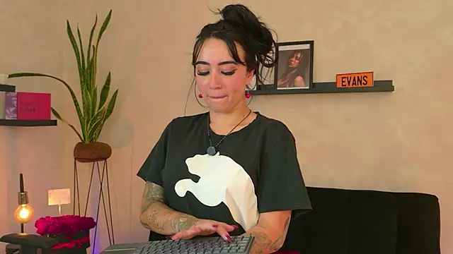 EmmyEvans1's Stripchat show and profile