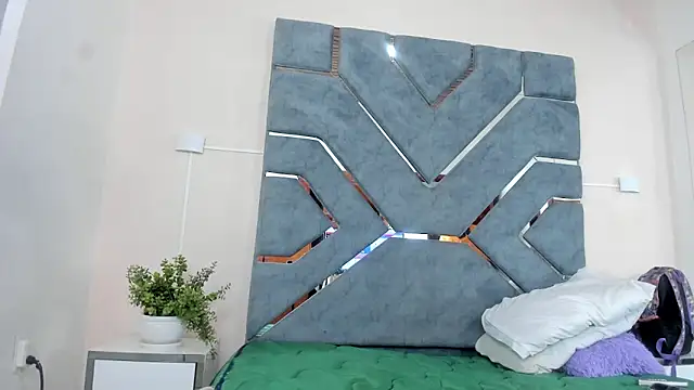 LucciaPorter's Stripchat show and profile