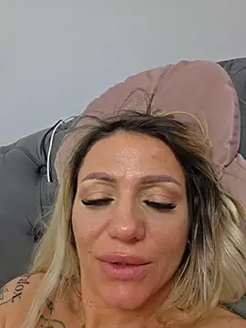 AlmaVelia's Stripchat show and profile