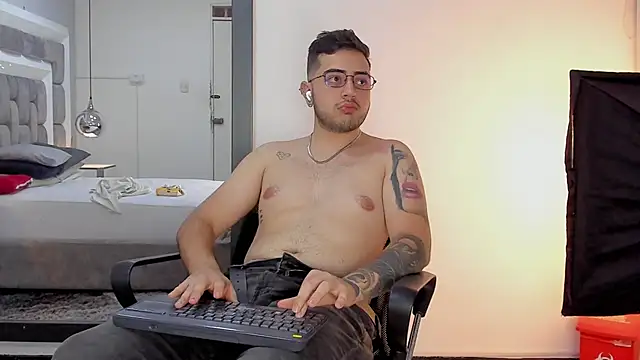 Ethan_Greys live cam screenshot male on VideoChat Party – Live Video Chat & Cam Rooms