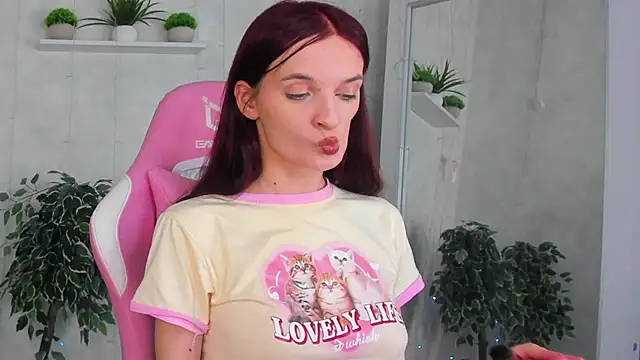 alicia_adammss (F young) - show your legs to the camera