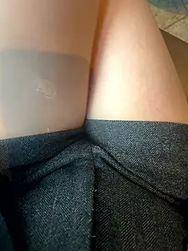 yimisun01 (F milf) - 户外超刺激……偷偷夹着小粉玩．．囯王完成✅上身真🈳3分钟祼体