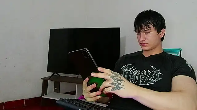 erickwalton (M twink) - I masturbate for you in oil