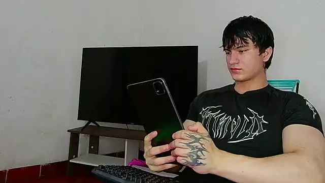 erickwalton (M twink) - I masturbate for you in oil