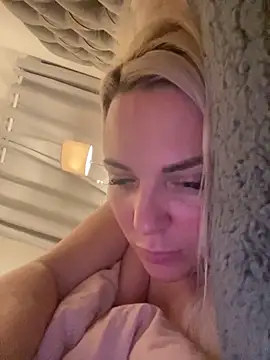 bustyblondebabe32