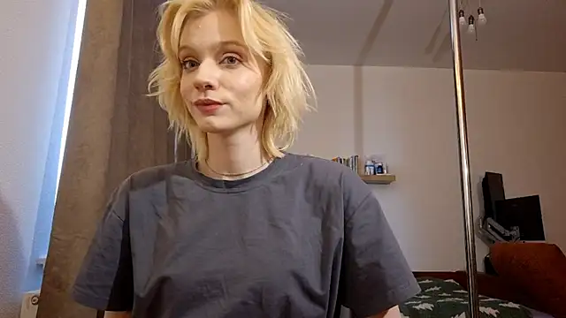 auranevera (F teen) - Try to look serious for 25 sec🤣