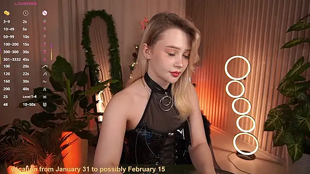 LauraWifeness webcam