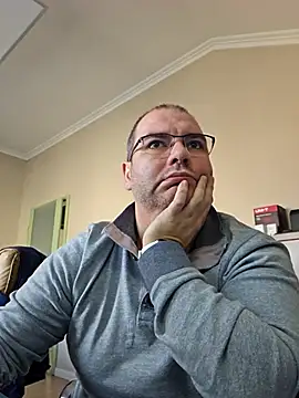 andrew1900529 (Ask my age) - 1 min toy control