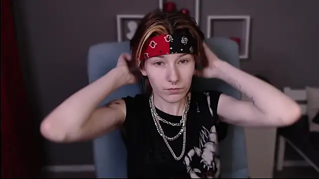 guitarandangell (F young) - What's under T-shirt today?