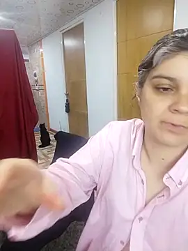 queemking (G milf) - Masturbating with feet