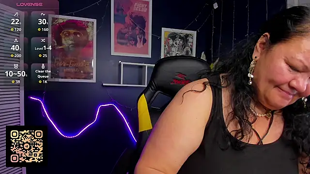 sandra_jackson (F mature) - Squeeze a tit