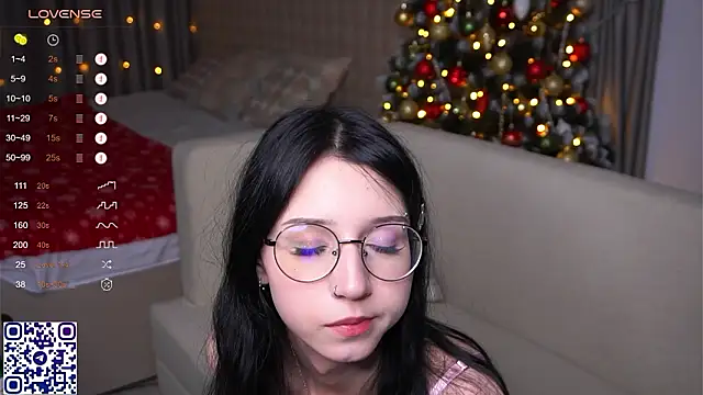 delialoma (F young) - Pinching nipples under top