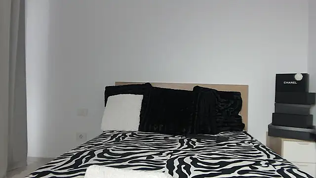 layla23a (F young) - Let's make the pussy squirt