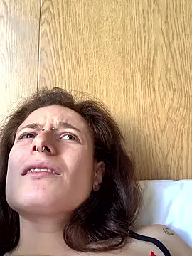 GoldenPussy1329 webcam