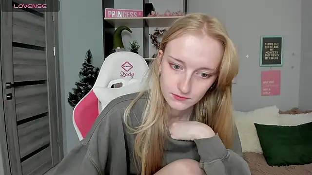 Cinnabonnn_ webcam stripchat model stream image