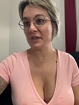 marinella07 (G milf) - Chatte ou gros seins