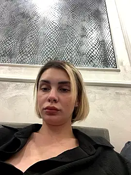 sandracarter (F young) - Show hard nipples in home