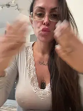 ainaht (F milf) - 4 dita dentro