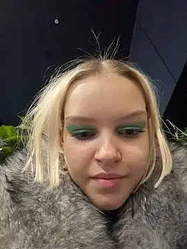 ashleymur (F teen) - playing Nipple piercing 5 min