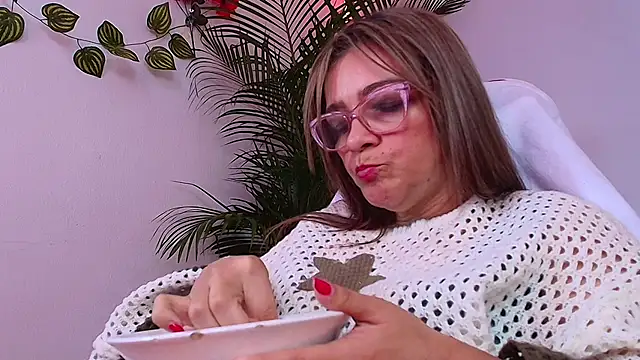 carol_miss2 (F milf) - lift my skirt