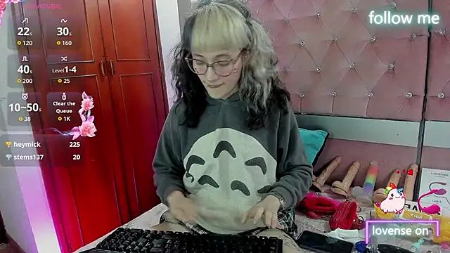 neeko_princes (F young) - 2 fingers in pussy