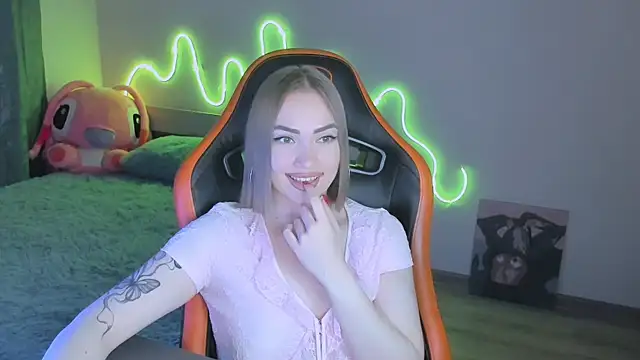 larakrein_lk (F teen) - Birthday is January 21st! very soon!