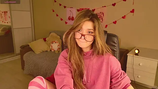 bellasink (F young) - Maybe the tits can get out today?