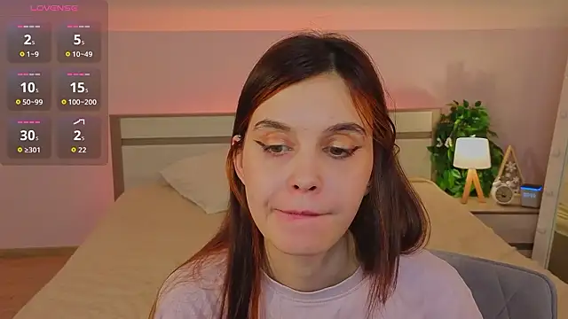 misssusan (F young) - Shake ass close to cam