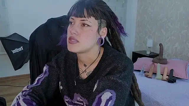 _sharlotte777 (F young) - body tour and show legs