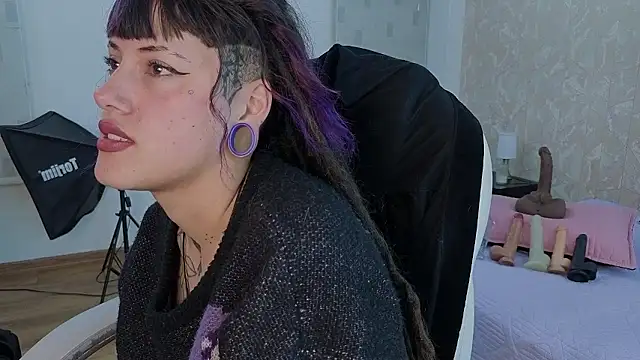 _sharlotte777 (F young) - body tour and show legs