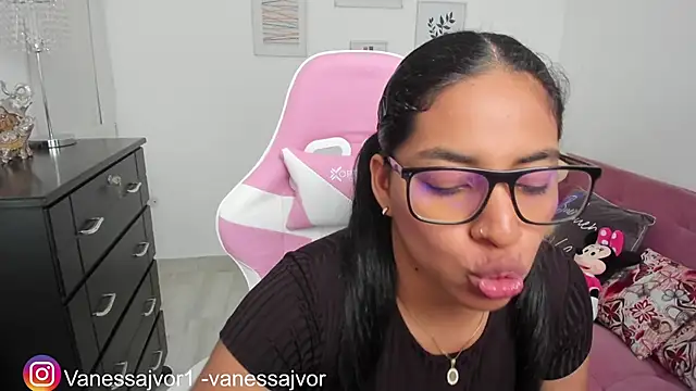 vanessarios01 (F young) - topples 1 minute 🥰