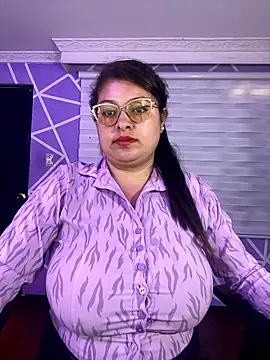 Webcam Model (MiiaaJoness)  is live.Free join now!