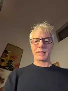 sexyleon8 (M mature) - Ich ziehe mich ganz nackt aus - naked