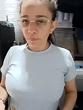 isabella5_brown_ (F young) - Seduction with my buttocks + 5 spanks🍑