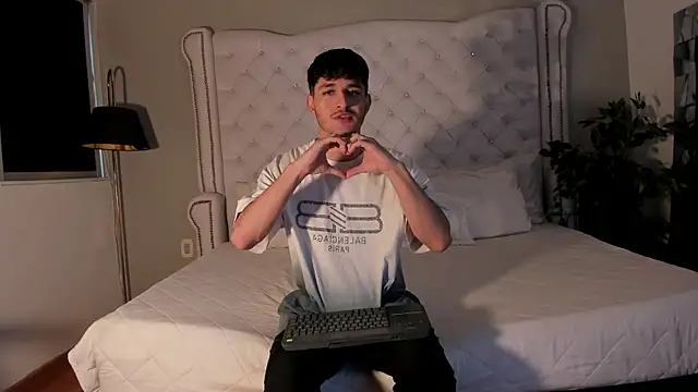 liammuller (M twink) - oil on cock and abs