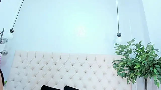 holly_sly (F teen) - I'm so horny daddy, you fuck me🥵