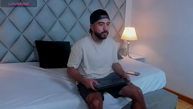 aaronvegaa (M young) - lets have fun!! make me cum guys please