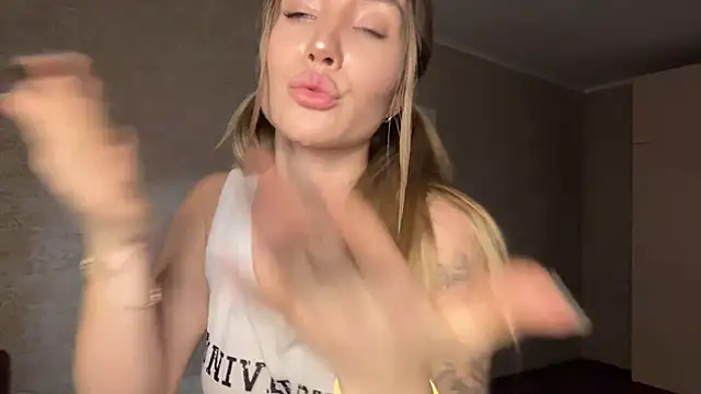 aliceandeva (F young) - close up boobs