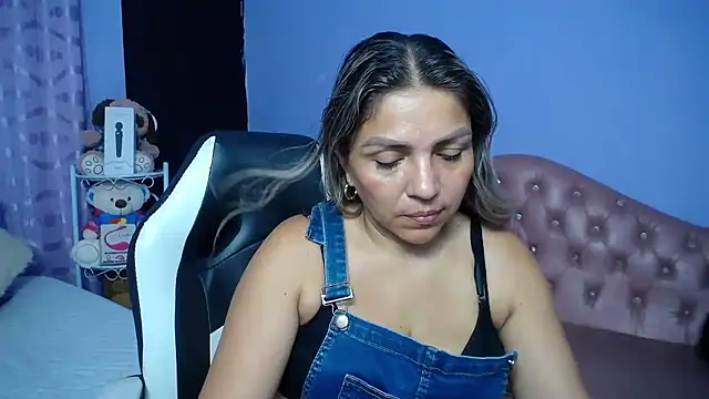 cum_bigass (F milf) - bare tits