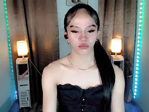 LauraSoHot webcam stripchat model stream image