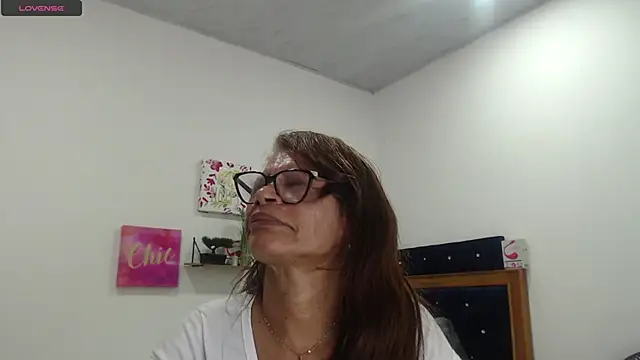 Webcam Model (BustyMilf_)  is live.Free join now!