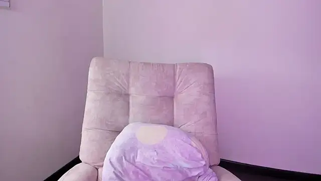 arianna_jannes (F young) - spanks ass red