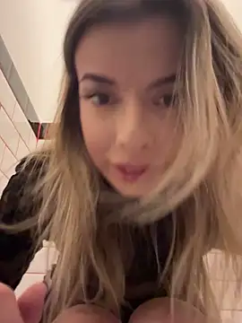 lollyshine (F young) - Topless 2 minutes outside