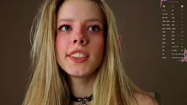 tiffinymergist (F teen) - turn butt close to cam so you can look