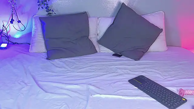 nickiwestt___ - NickiWestt___'s free webcam - UK Sex Cams