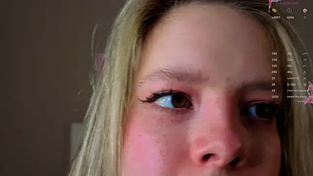 tiffinymergist (F teen) - turn butt close to cam so you can look