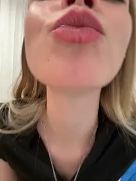 Webcam Model (FriendlyFire_18)  is live.Free join now!